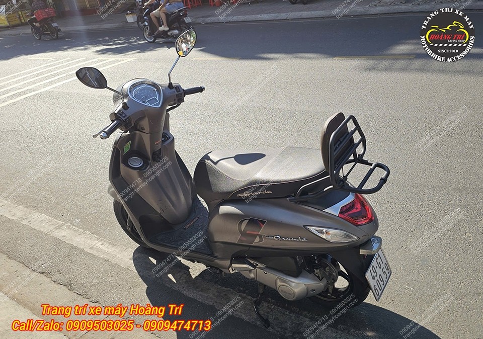 Bạn có thể treo túi đồ hoặc thùng sau tùy vào nhu cầu sử dụng khi trang bị baga sau mẫu KTC cho Grande