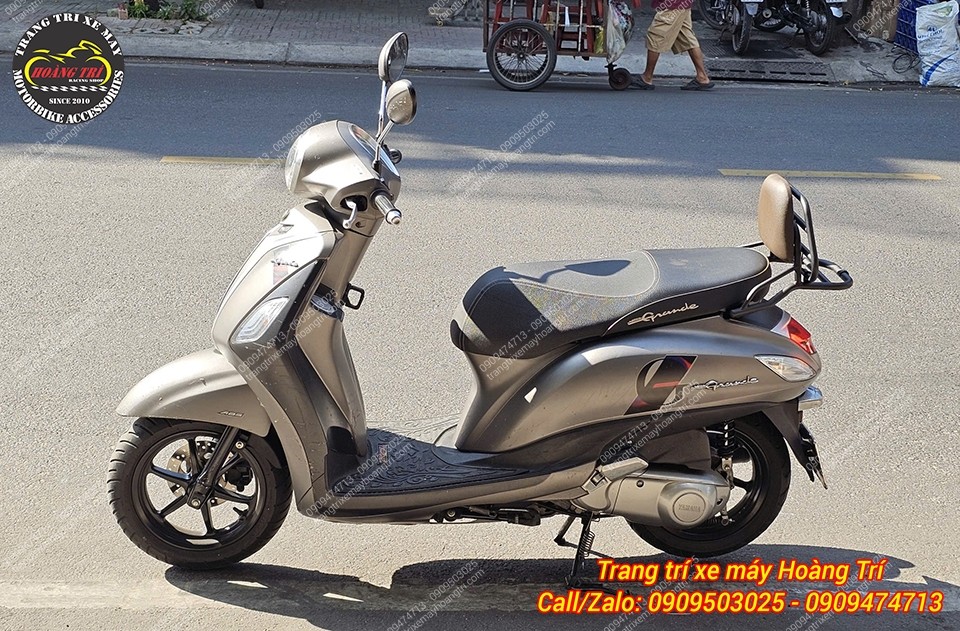 Góc nhìn tổng thể Grande lắp baga KTC và nệm tựa lưng, dáng xe cân đối, phù hợp đi phố, đi xa