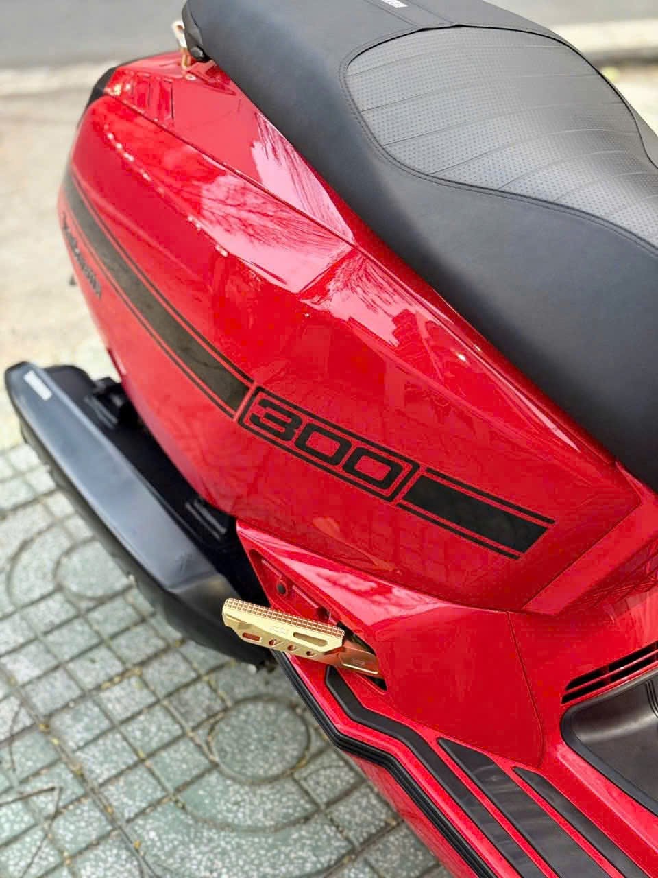 Lambretta X300 màu đỏ nâng cấp gác chân nhôm màu gold nổi bật