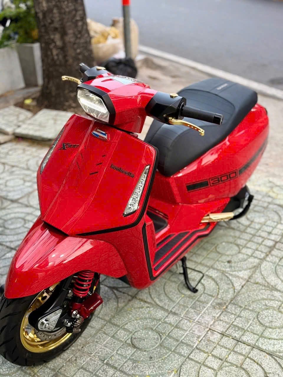 Tổng thể góc nhìn phía trước của xe Lambretta anh khách trang bị phụ kiện tông vàng gold