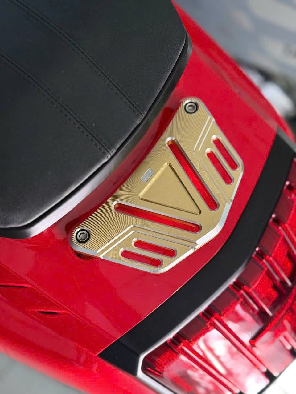 Cận cảnh cản sau CNC màu gold đã được nâng cấp cho Lambretta X300