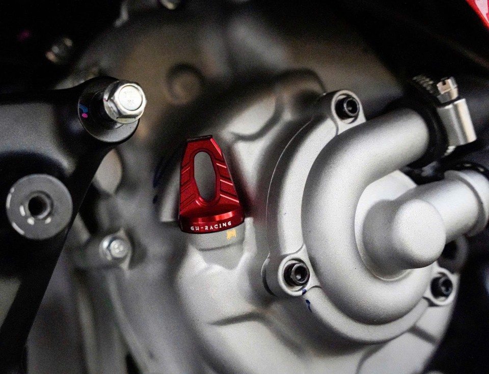 Cận cảnh ty thăm nhớt Lambretta nhôm CNC (Màu đỏ)