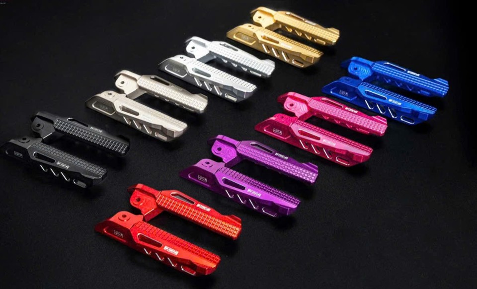 Món phụ kiện thứ 3 được nhiều anh em lựa chọn là mẫu gác chân sau nhôm CNC