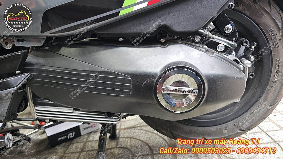 Phần nắp nồi lốc máy Lambretta X125 zin không quá nổi bật chuẩn bị được thay mới