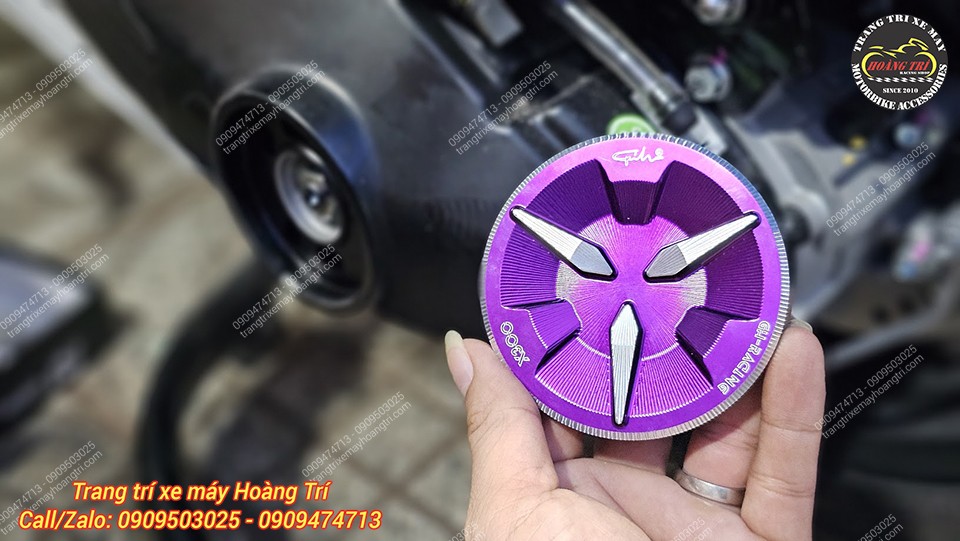 Trên tay nắp nồi lốc máy Lambretta X125 nhôm CNC màu tím độc đáo và nổi bật