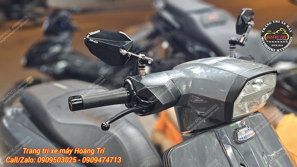 Kính hậu có thiết kế góc cạnh khá phù hợp với kiểu dáng của xe Lambretta X125