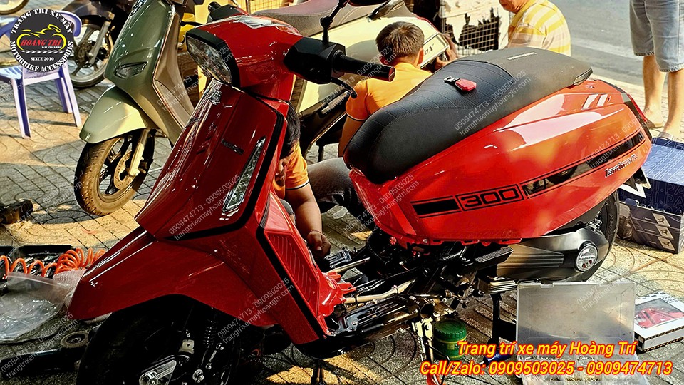 Điển hình là gác chân tự động cho chiếc Lambretta X300