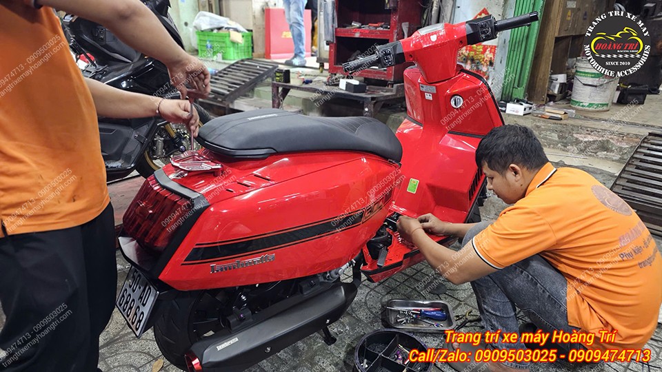 Nhân viên đang canh chỉnh điện để hoàn thiện mẫu bật gác chân tự động Lambretta X300