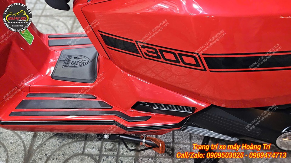 Việc gập gọn lại cũng khá đơn giản chỉ cần dùng chân đẩy vào là xong ngay