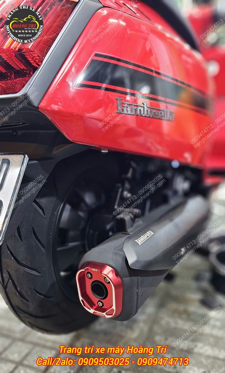 Anh khách lựa chọn màu đỏ để tông sẹc tông cùng chiếc Lambretta X300 của mình