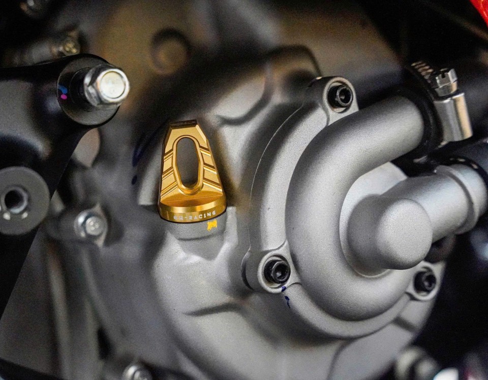 Cận cảnh ty thăm nhớt Lambretta nhôm CNC (Màu vàng)