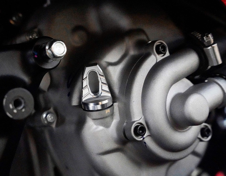 Cận cảnh ty thăm nhớt Lambretta nhôm CNC (Màu bạc)