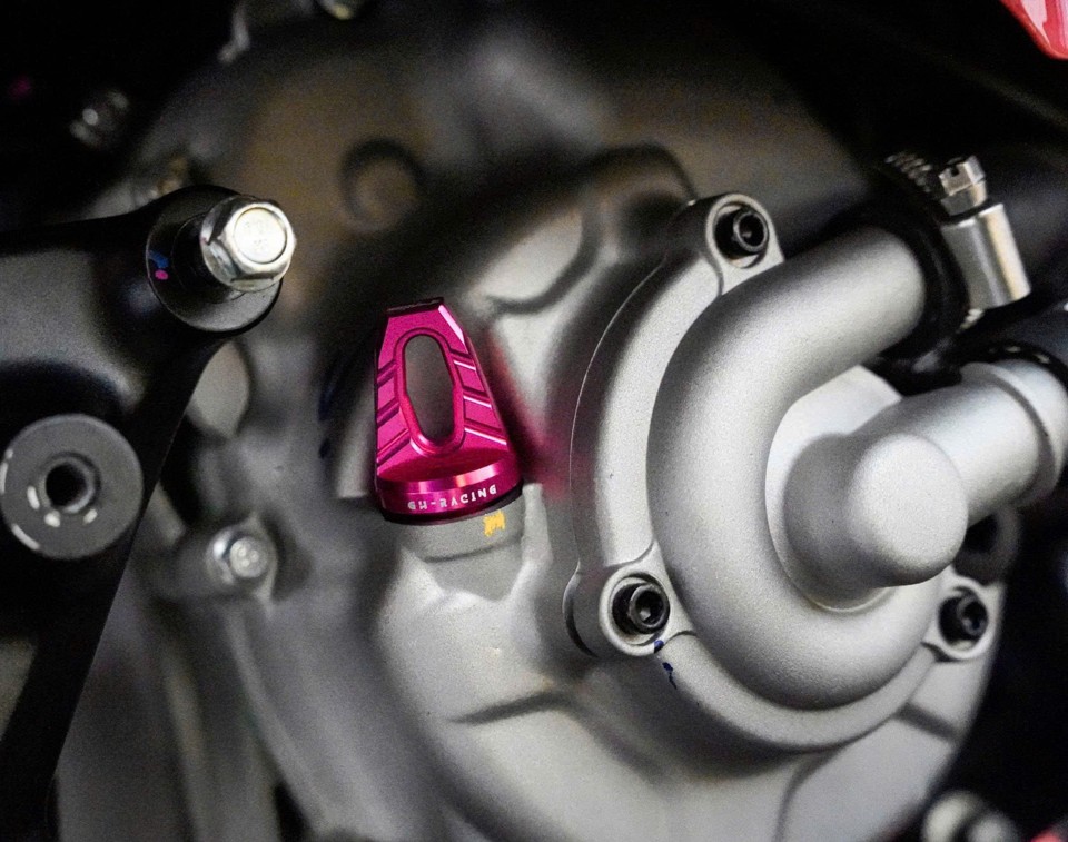 Cận cảnh ty thăm nhớt Lambretta nhôm CNC (Màu hồng)