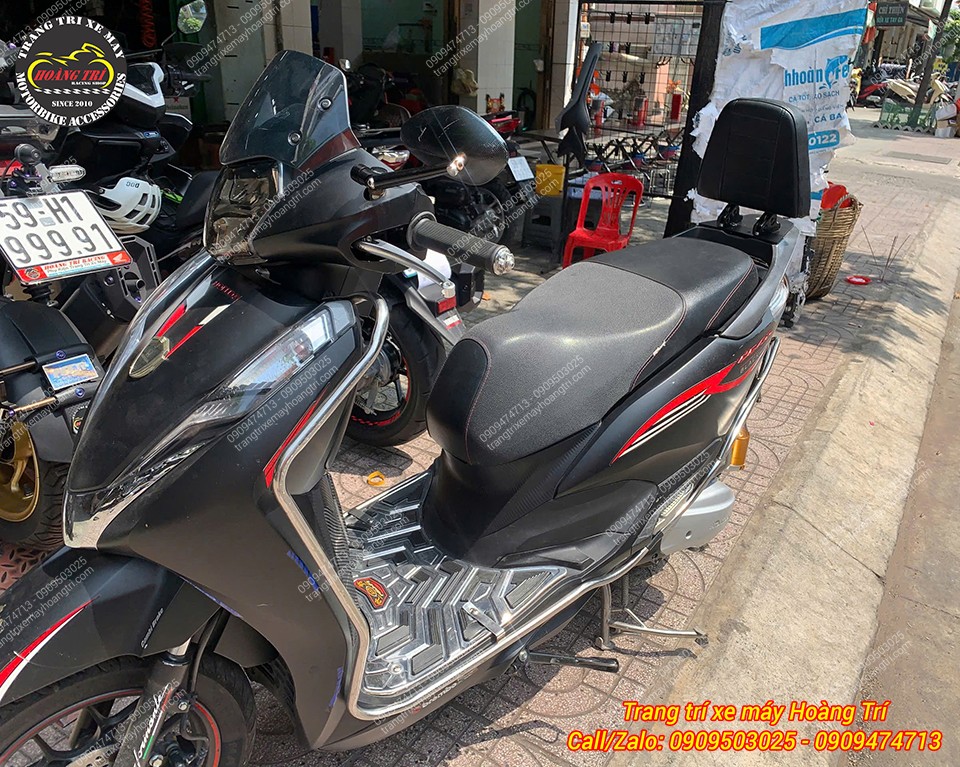 Tổng thể chiếc Lead 2022 với món phụ kiện tiện ích vừa trang bị