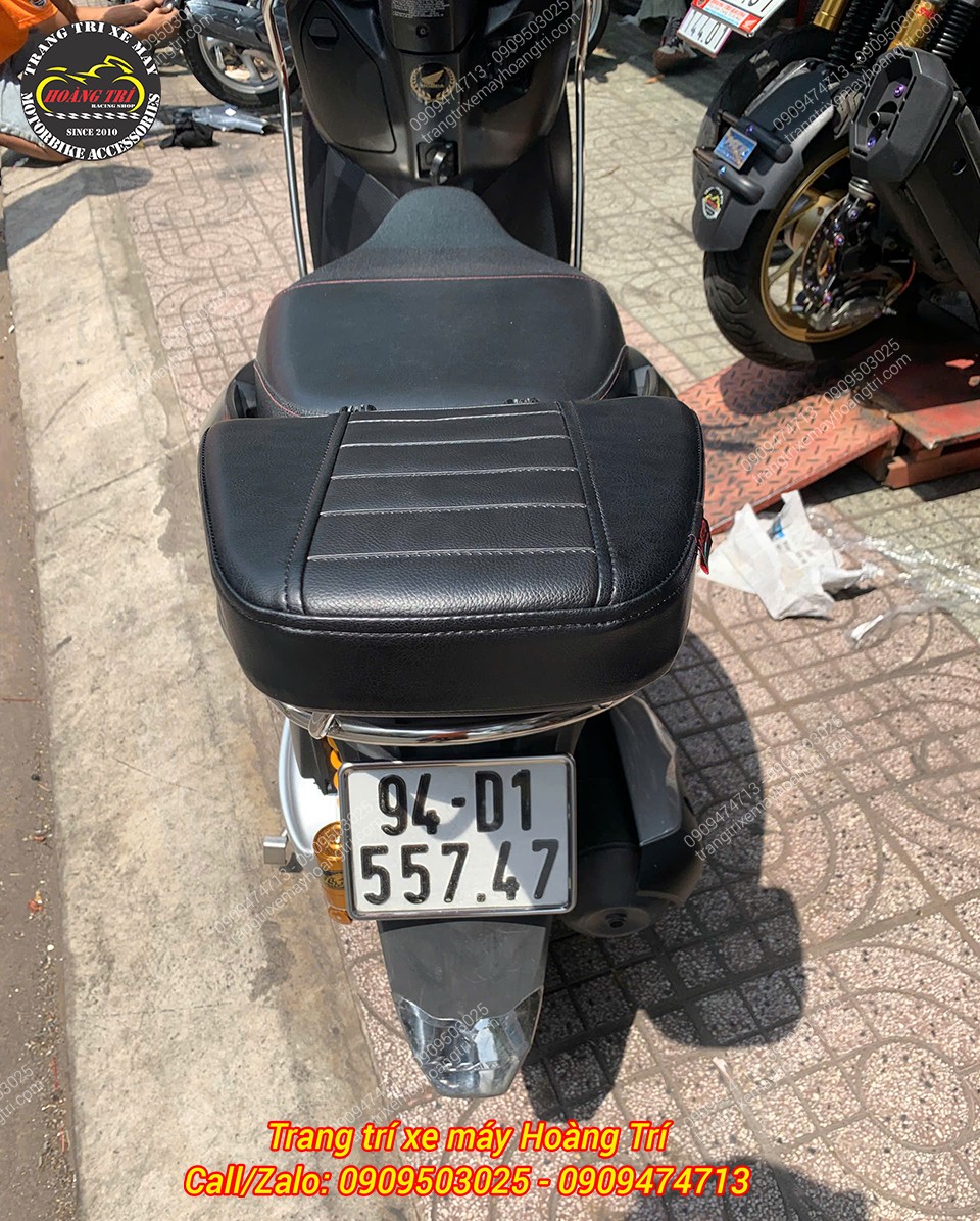 Góc view từ phía sau với nệm yên khá dày dặn và hỗ trợ tựa lưng êm ái