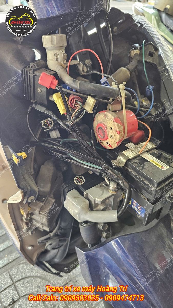 Vị trí cụm bơm ABS được lắp đặt gọn gàng phía sau mặt nạ của xe