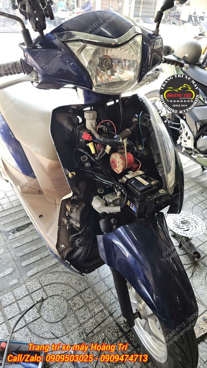 Gọn gàng không ảnh hưởng đến điện đèn xe bên dưới mặt nạ Lead 2013