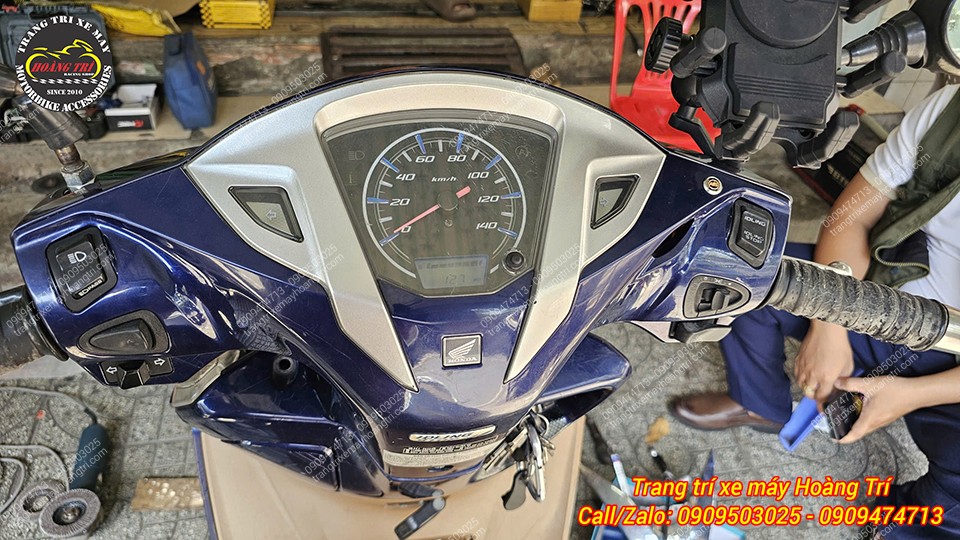 Đèn báo phanh ABS được gắn nhỏ gọn bên phải của cùm tay lái