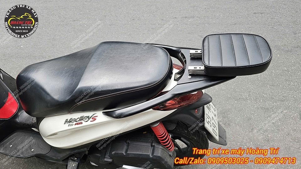 Baga sau tích hợp tựa lưng bật gập hai chiều cho Piaggio Medley, tiện lợi khi chở người ngồi sau