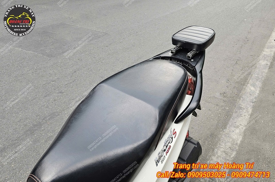 Baga sau Medley hoàn thiện chắc chắn, lắp gọn gàng theo form xe, vẫn giữ thẩm mỹ tổng thể nguyên bản