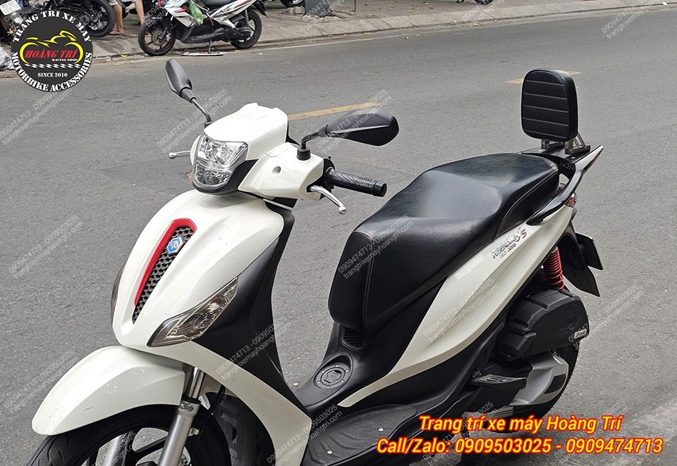 Cơ cấu bật gập hai chiều trên baga Medley giúp sử dụng linh hoạt, phù hợp đi phố lẫn đi chơi gần