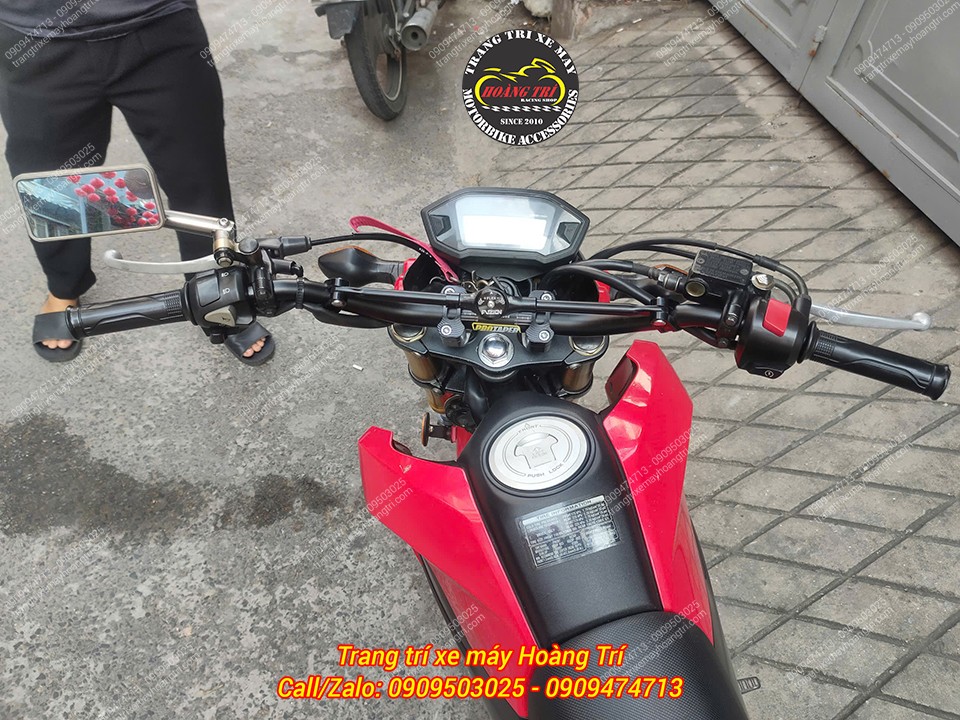 Ghi đông kiểu Protaper lắp cho xe MSX giúp tư thế lái thoải mái, tay lái cao và dễ kiểm soát