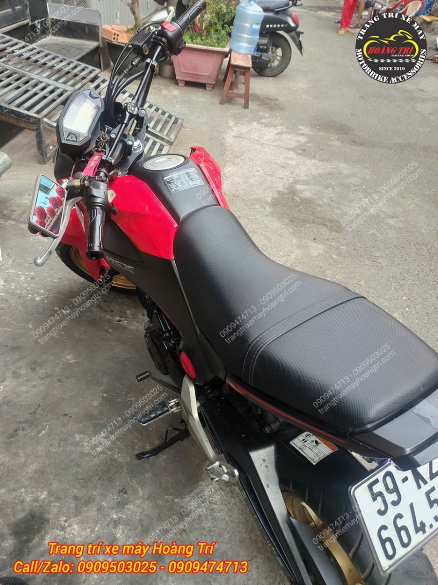 Góc nhìn từ trên cho thấy ghi đông Protaper gắn gọn gàng, dây ga dây thắng đi lại hài hòa