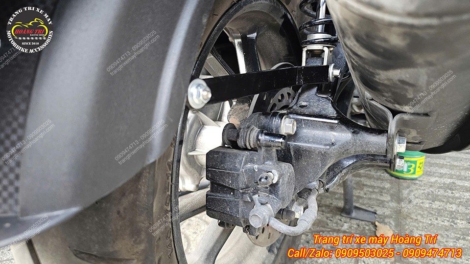 NVX V3 chưa có pát lắp chuẩn chắn bùn nguyên khối nên cần chế pát lại