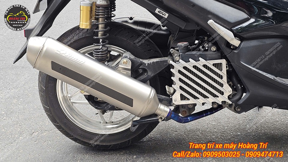 Anh khách trang bị cùng pô 4Road - cổ pô titan đẹp mắt mang đến kiểu dáng mới mẽ cho xe