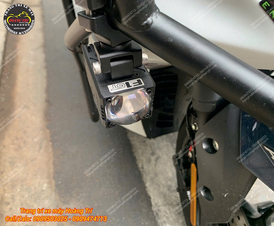 Đèn trợ sáng mini F1 GT Titan Moto lắp trên khung bảo vệ