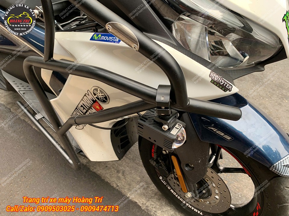 Khung bảo vệ, đèn trợ sáng, pát lắp đèn trên xe NVX V2 tạo sự hầm hố cho xe