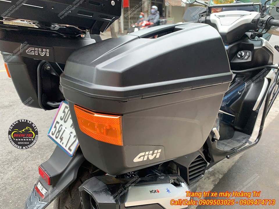 Thùng hông anh khách lựa chọn mẫu thùng Givi E22N-S có đèn xi nhan