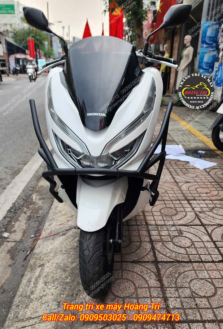 Khung chống đổ HTR mẫu V2 được nâng cấp cho chiếc PCX 150 màu trắng