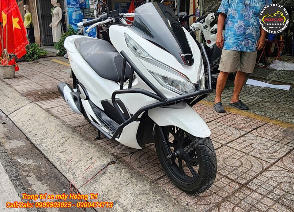 Với tông trắng đen, xế cưng hoàn toàn không bị tụt mode sau thời gian dài sử dụng