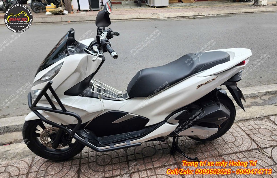 Trông luôn hiện đại và cá tính với tông màu trắng đen huyền thoại này