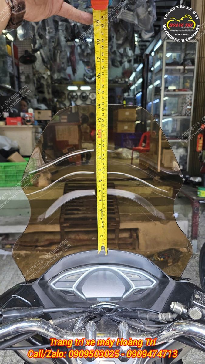 Chiều cao được đo từ khung đồng hồ tốc độ lên kính chắn gió là 36 cm