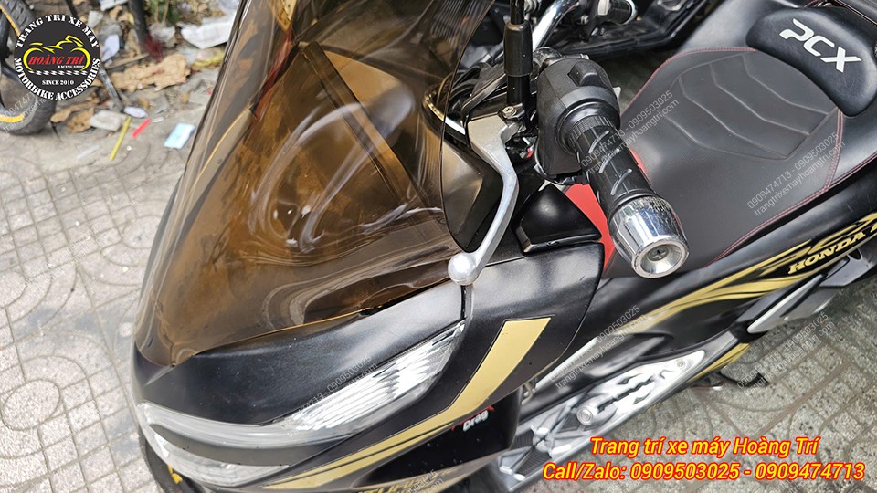 Tương tự với tay thắng bên phải - Tay thắng bên trái cũng không cạ cấn kính chắn gió