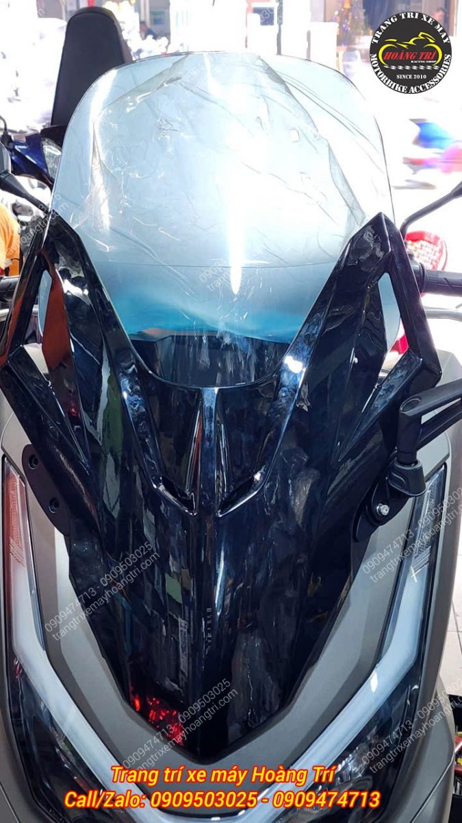 Kính chắn gió lắp cho xe PCX 160 2026 tại chi nhánh 2 còn lớp bảo vệ màu xanh