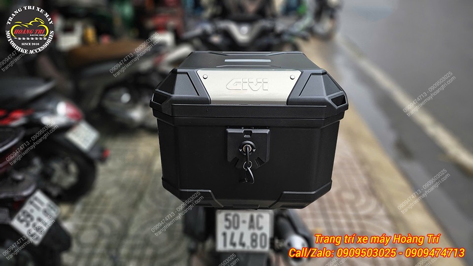 Chiếc PCX 160 vừa nâng cấp thùng sau Givi U37A và cản sau nhôm đúc nguyên khối