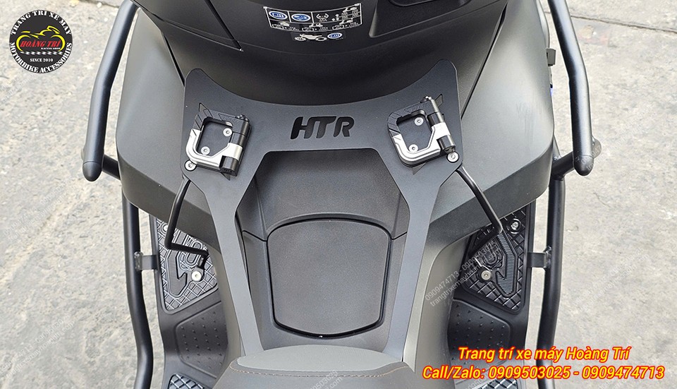 Góc nhìn trực diện baga giữa PCX 160 nhôm CNC kèm móc treo bố trí cân đối, vững chắc