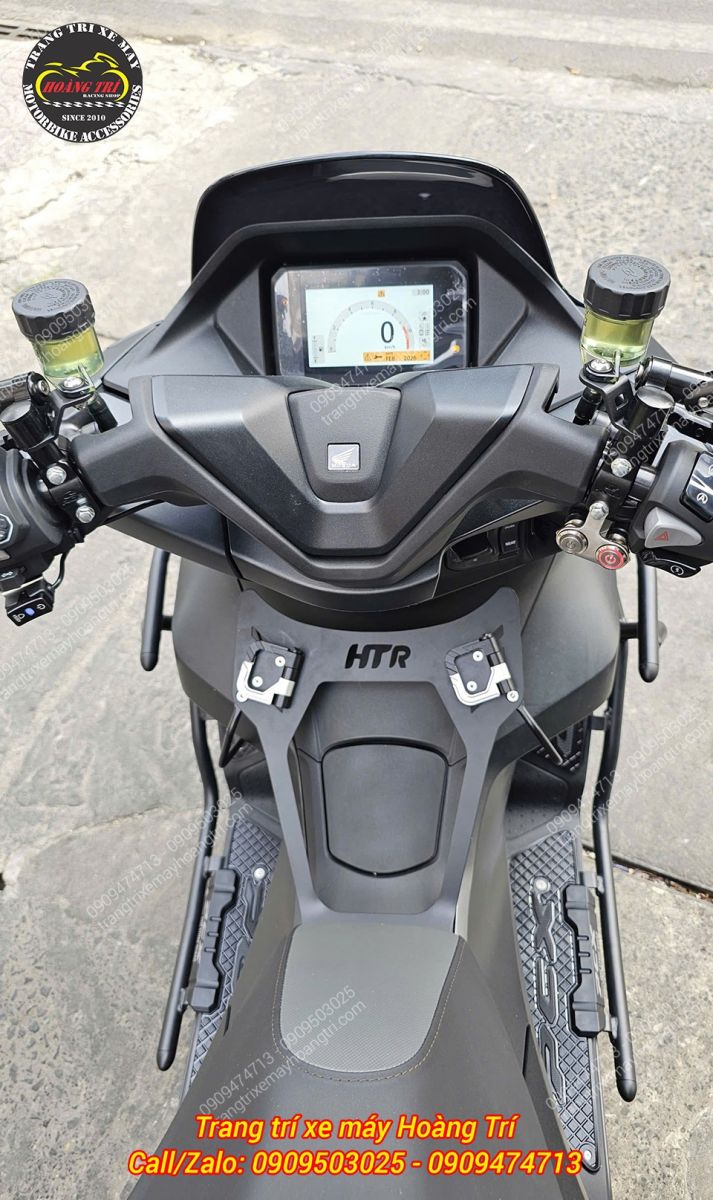 Khu vực đổ xăng PCX 160 vẫn sử dụng bình thường sau khi lắp baga giữa nhôm CNC HTR