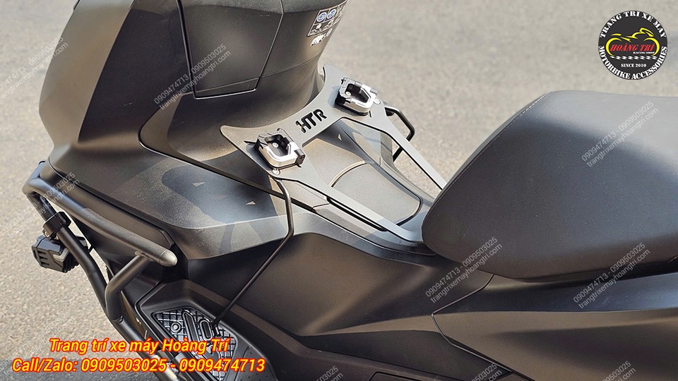 Nên kết hợp móc treo đồ để tăng tiện ích và dễ dàng treo vật dụng khi cần