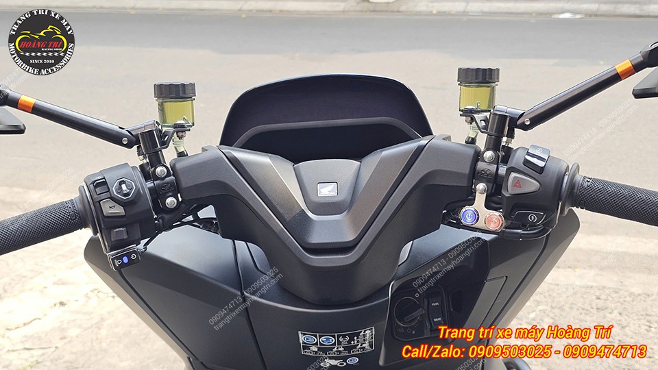 Cận cảnh cùm công tắc của PCX 160 được nâng cấp thêm nhiều công tắc điều khiển