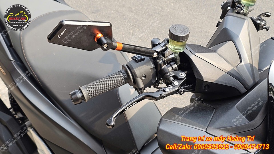 Kính hậu Rizoma lá xéo cũng được nâng cấp cho xe thay cho kính zin