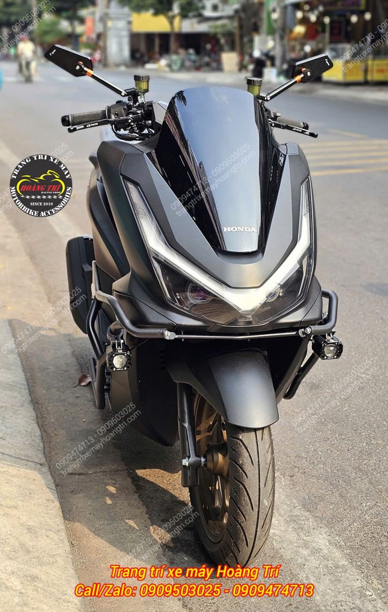 Góc toàn cảnh phía trước của xe với bộ khung bảo vệ chống trầy xước