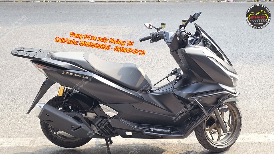 Góc view toàn cảnh bên phải có các phụ kiện tiện ích đã được trang bị cho xe