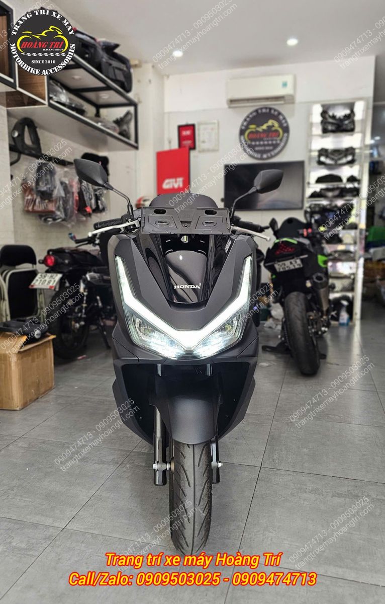 Với dãy LED trên cụm đèn pha chính là signature của mẫu xe PCX 160