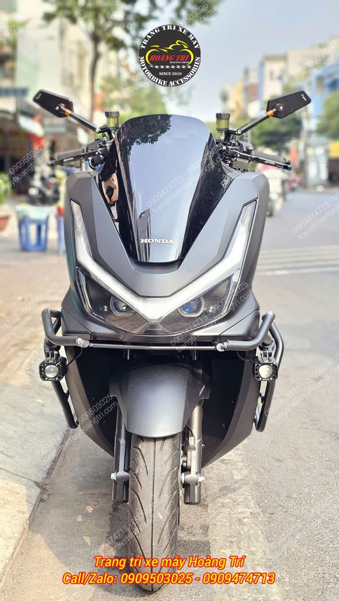 Mặt trước PCX 160 sau khi lắp cặp đèn trợ sáng Kewig K12 trông cân đối hơn