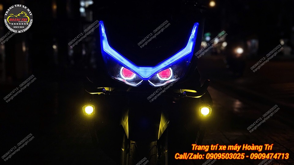 Góc trực diện PCX 160 ban đêm với combo demi xanh, bi cầu và đèn Kewig K12