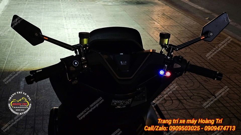 Khu vực tay lái PCX 160 2026 trang bị hai công tắc riêng điều khiển đèn demi và bi cầu